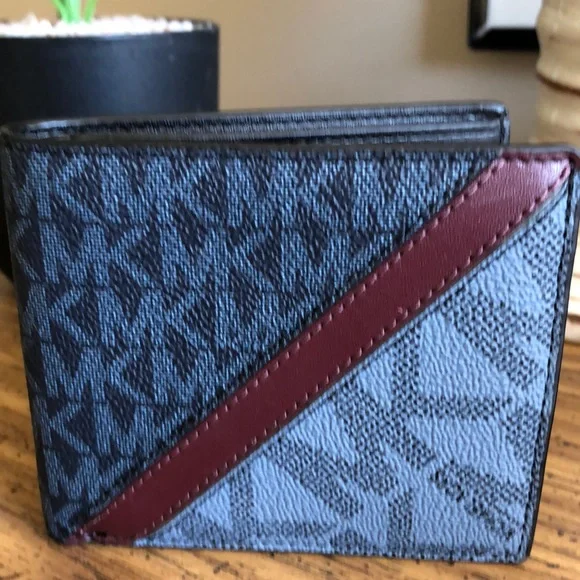 NEW Michael Kors Bifold Wallet - Picture 1 of 9